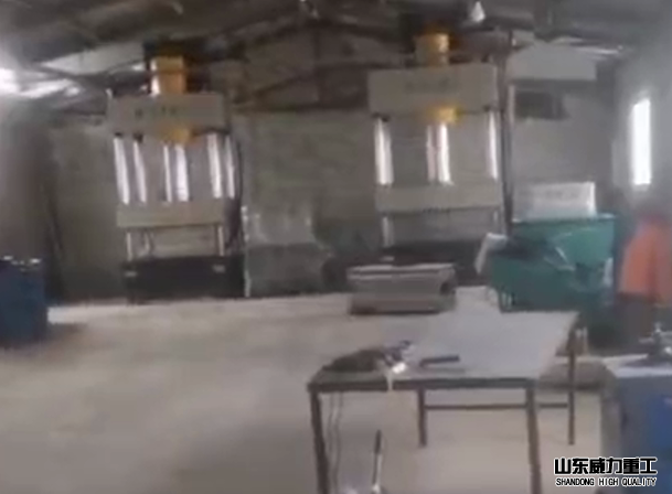 客戶采購兩臺315噸復合漏糞板成型油壓機設(shè)備